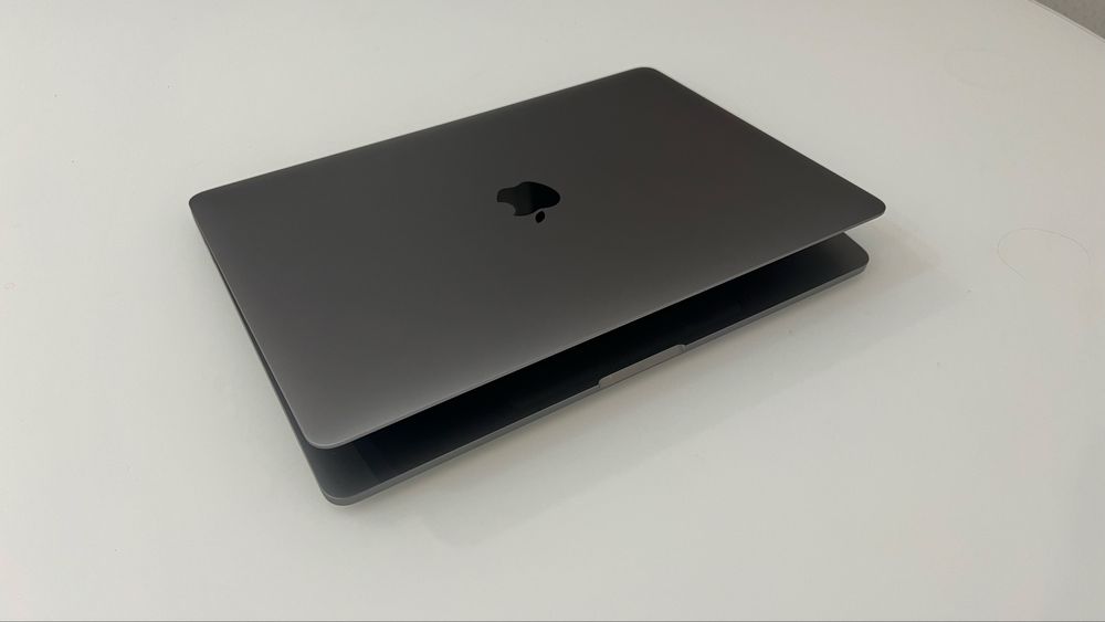 MacBook Pro 13’’ (2022, 8gb RAM, 256gb SSD)