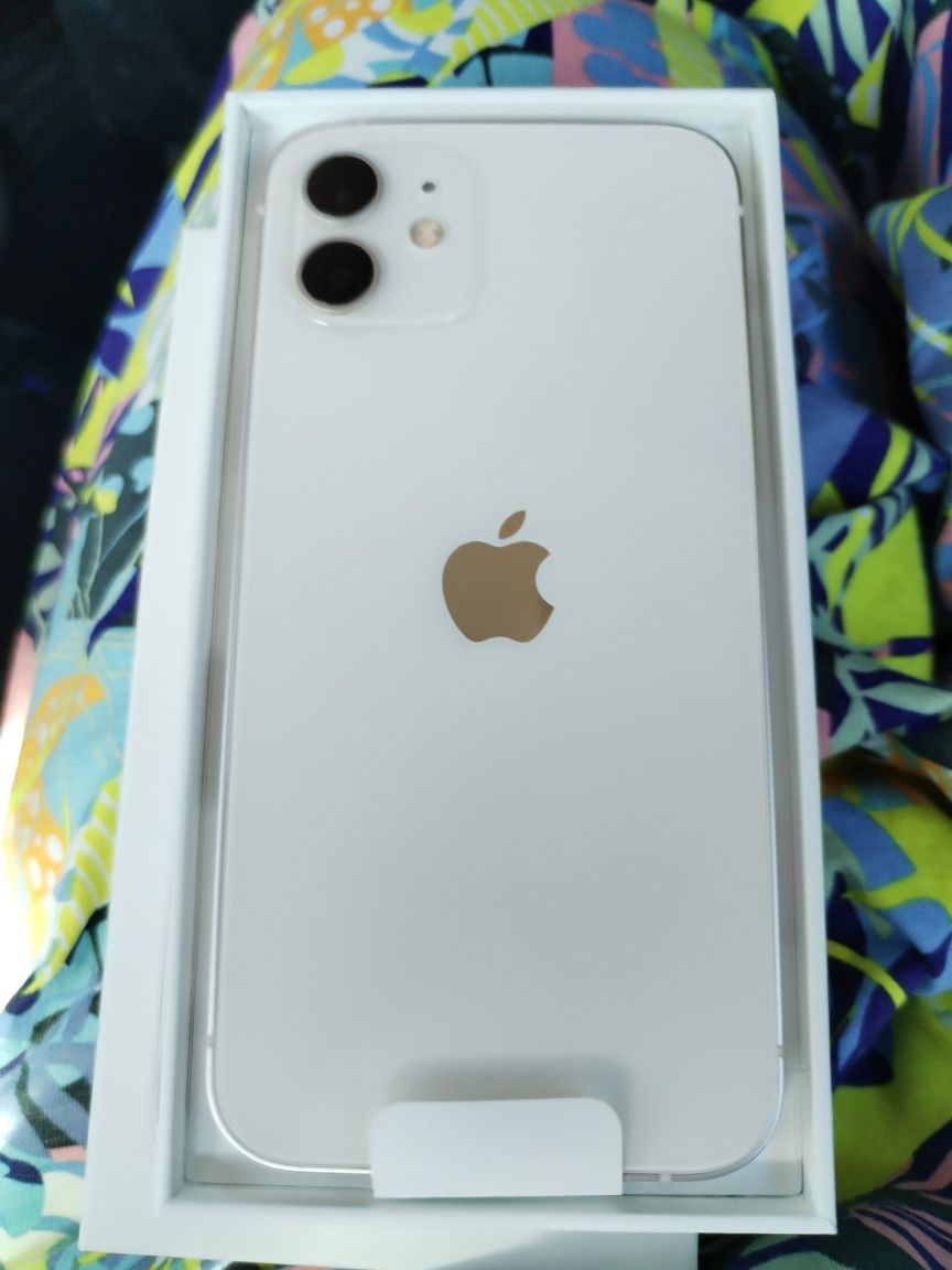 Продам Iphone 12