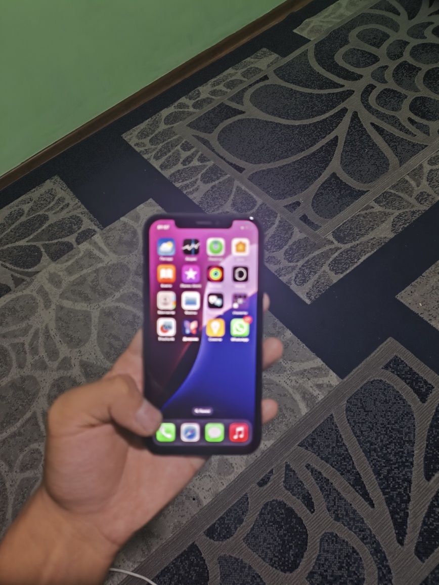продам Айфон xs с чехлом