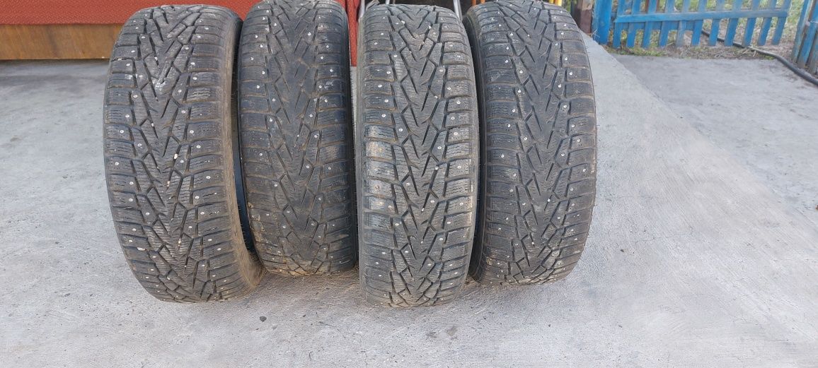 Продам автошины зимние Нокиан 215/60/17