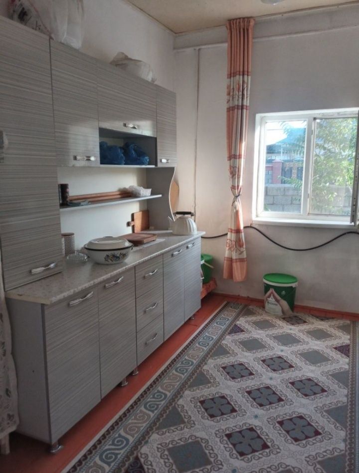 Үй сатылады, үй сатылады.