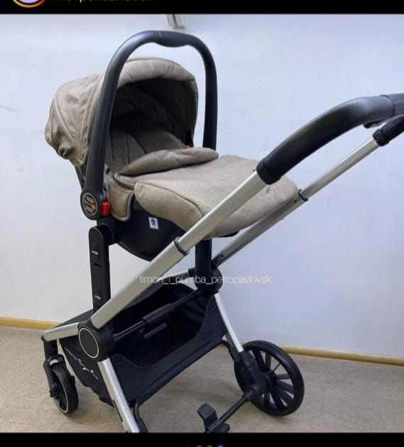 Продам детскую коляску три в одном. Состояние отличное.