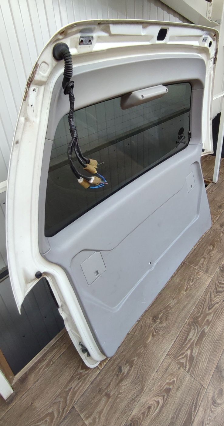 Крышка багажника Mitsubishi Delica булка