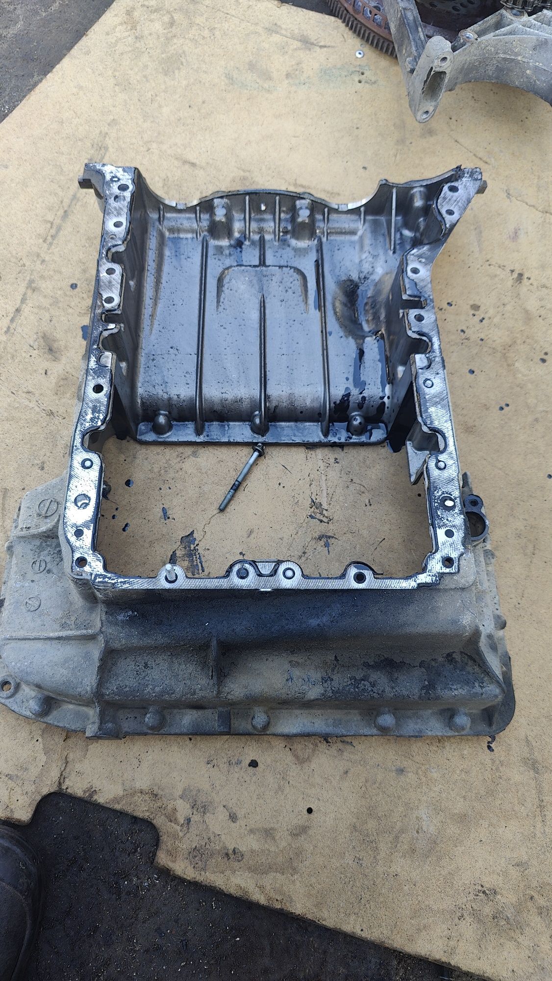 Поддон верх низ Мерседес спринтер 906 651 Mercedes sprinter 2.2 cdi