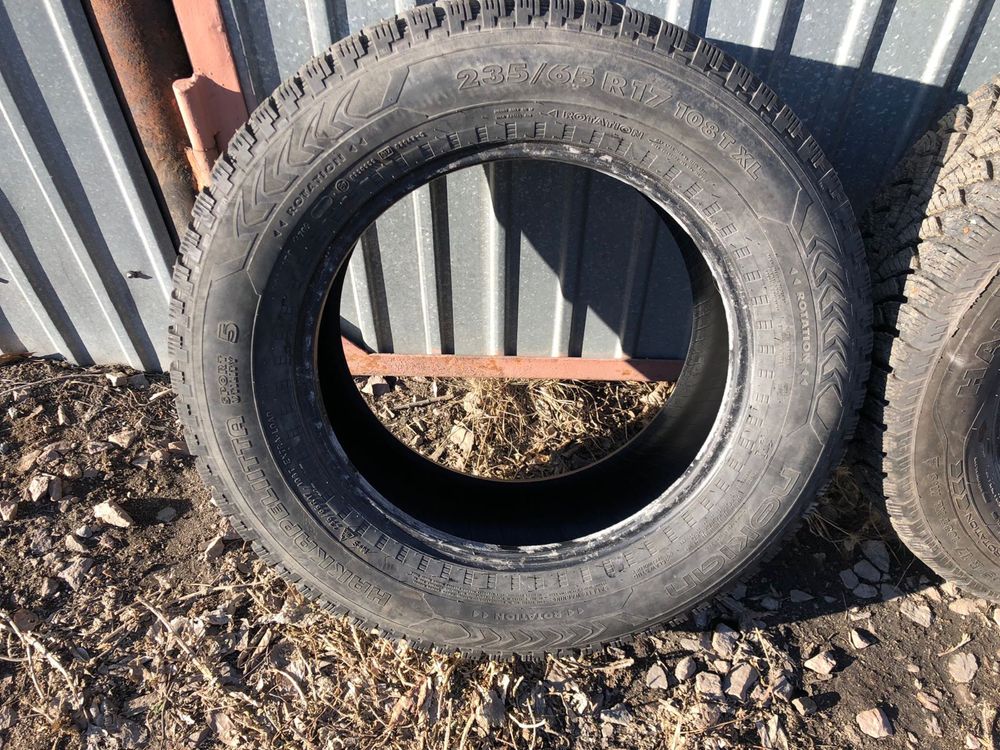 Шины зимние Nokian 235/65/17 комплект
