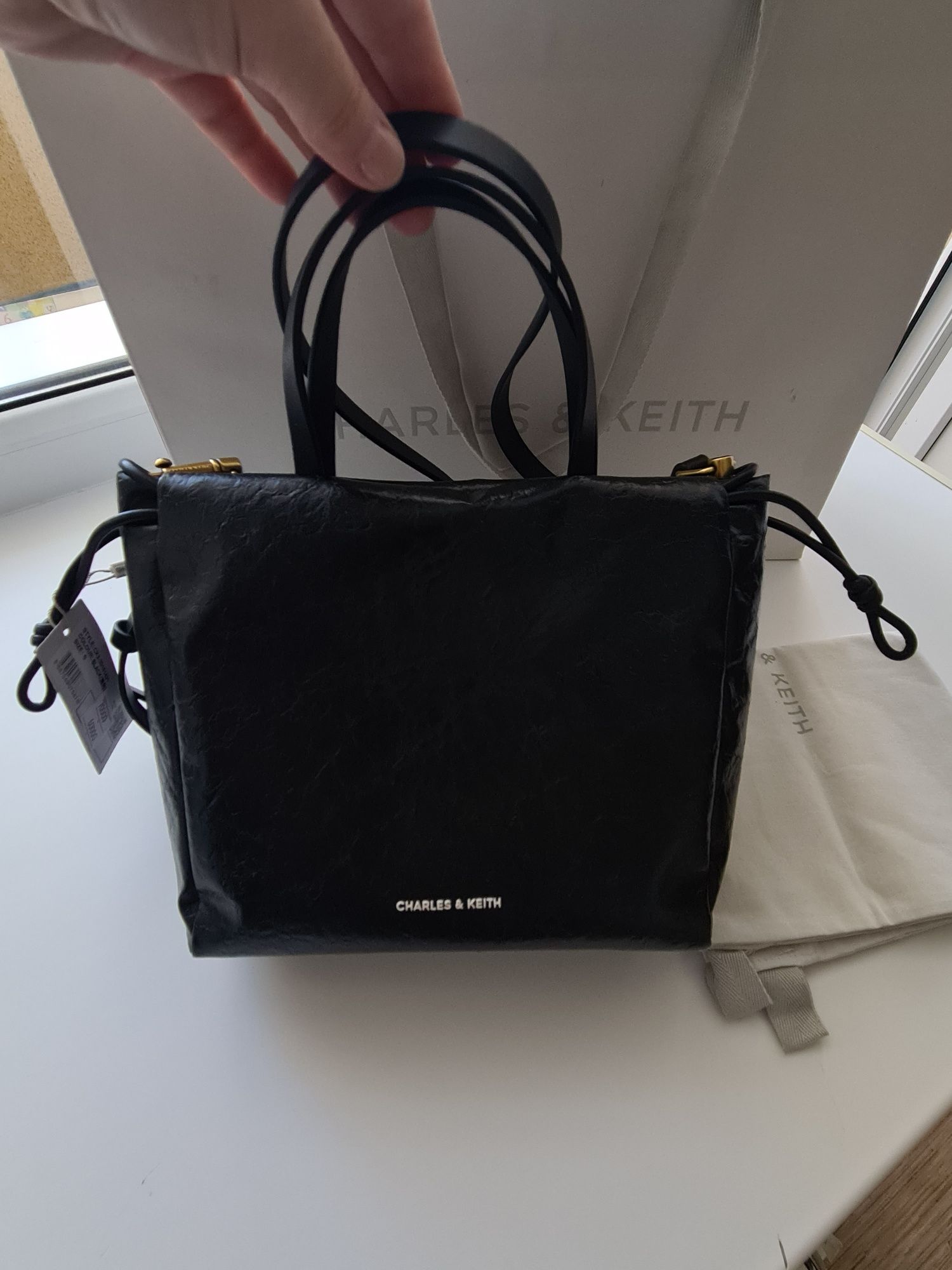 Продам сумочку Charles&Keith