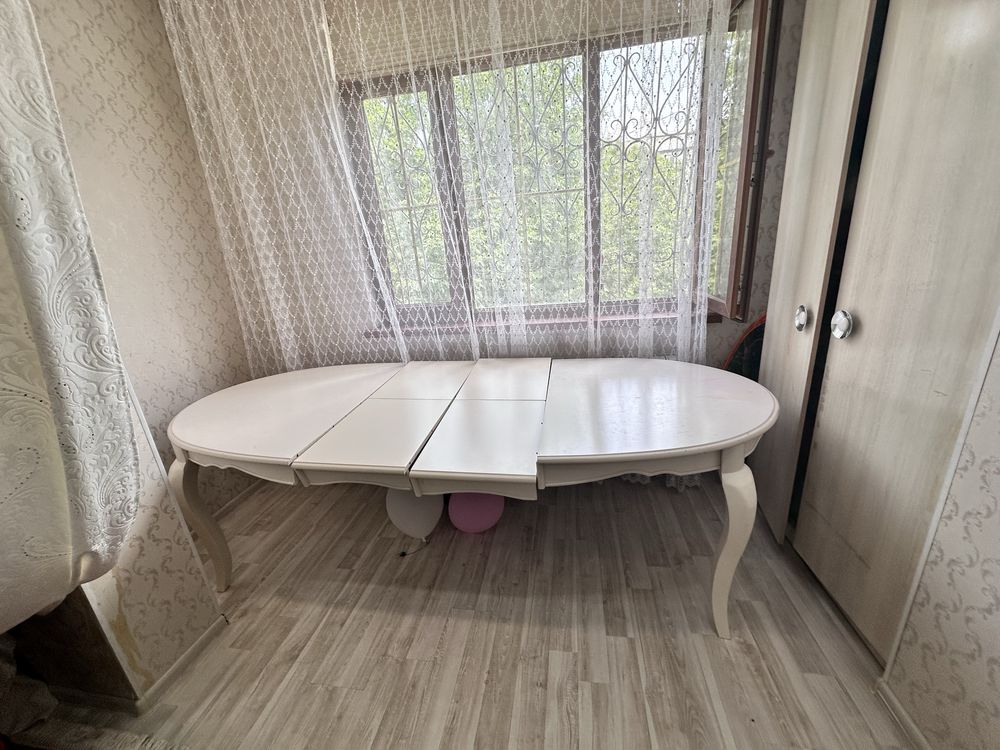 Продается стол и стулья б/у. Стол б/у. Стулья б/у.