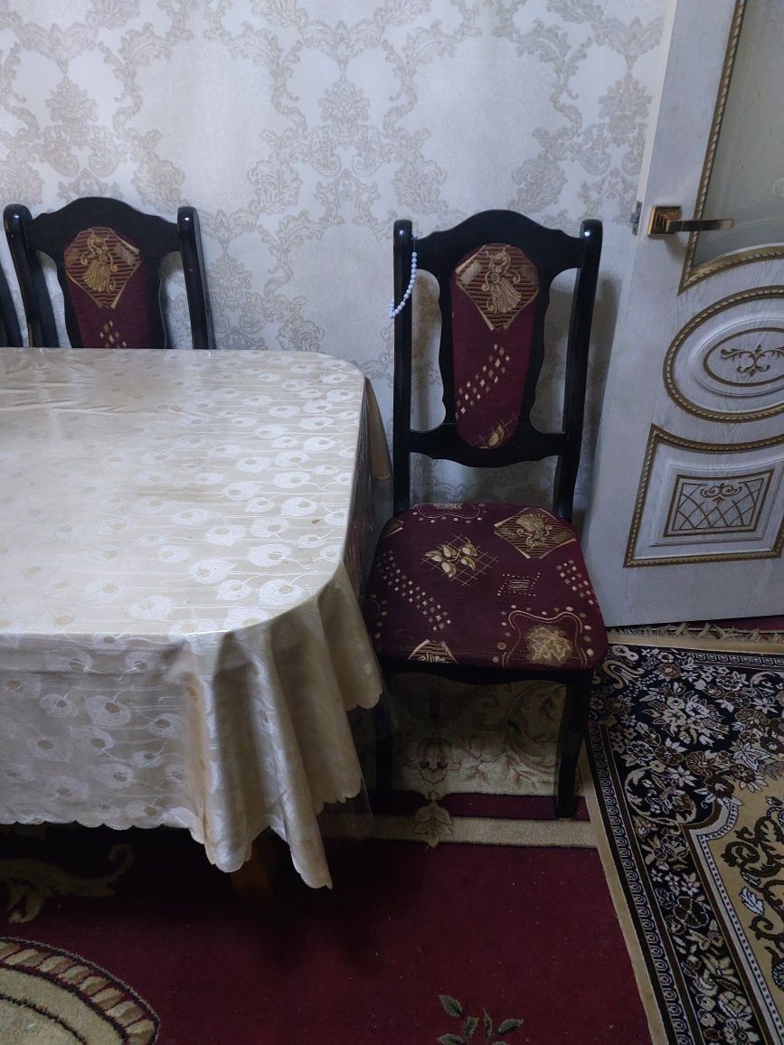 Стол стулья для гостиной