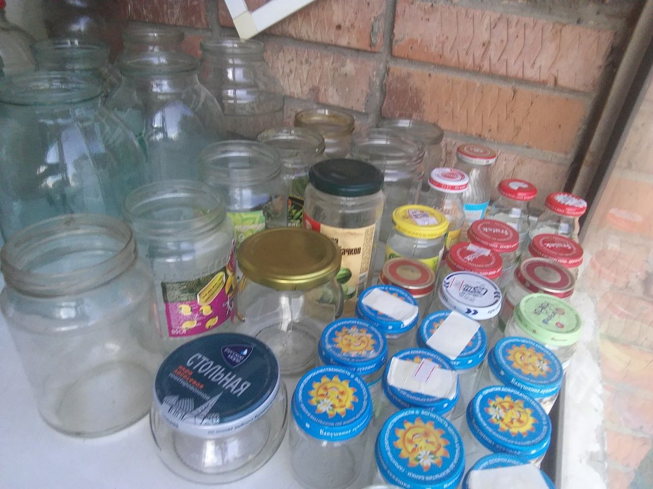 Продам банки стеклянные половина с закруткой.