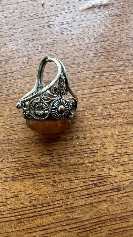 Серебреное кольцо с янтарем