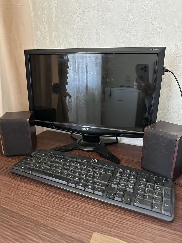 Продам Компьютер б/у в комплекте колонка, монитор, клавиатура. + стол