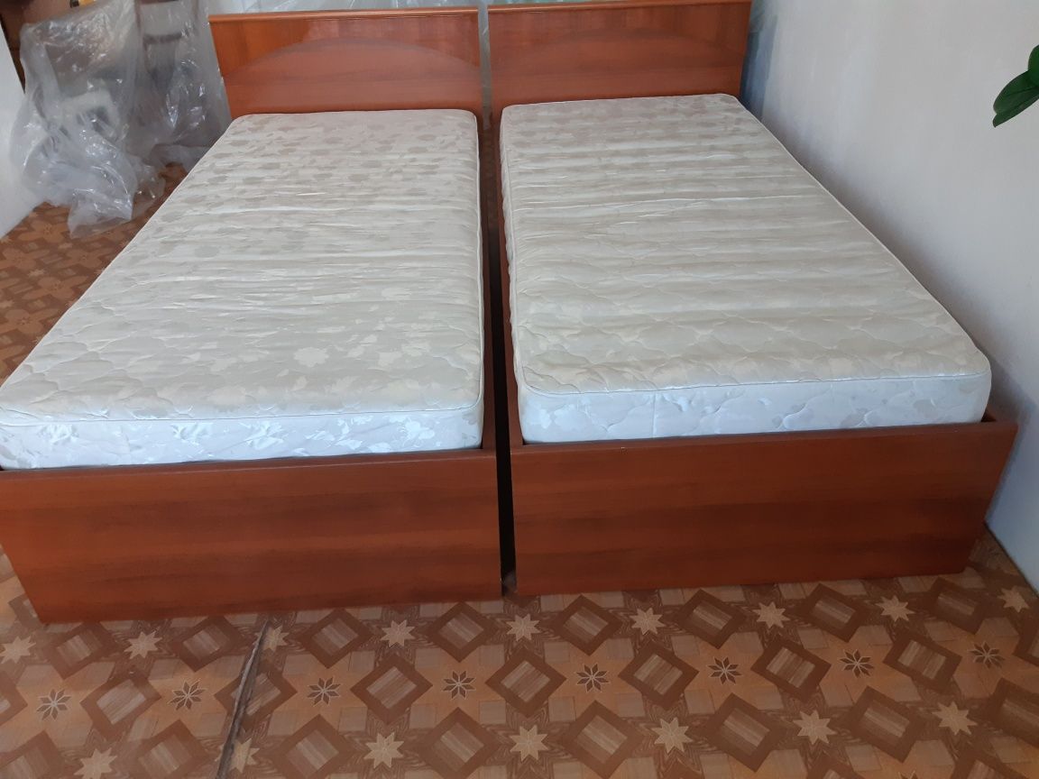 Продам кровати. Сматрасами.