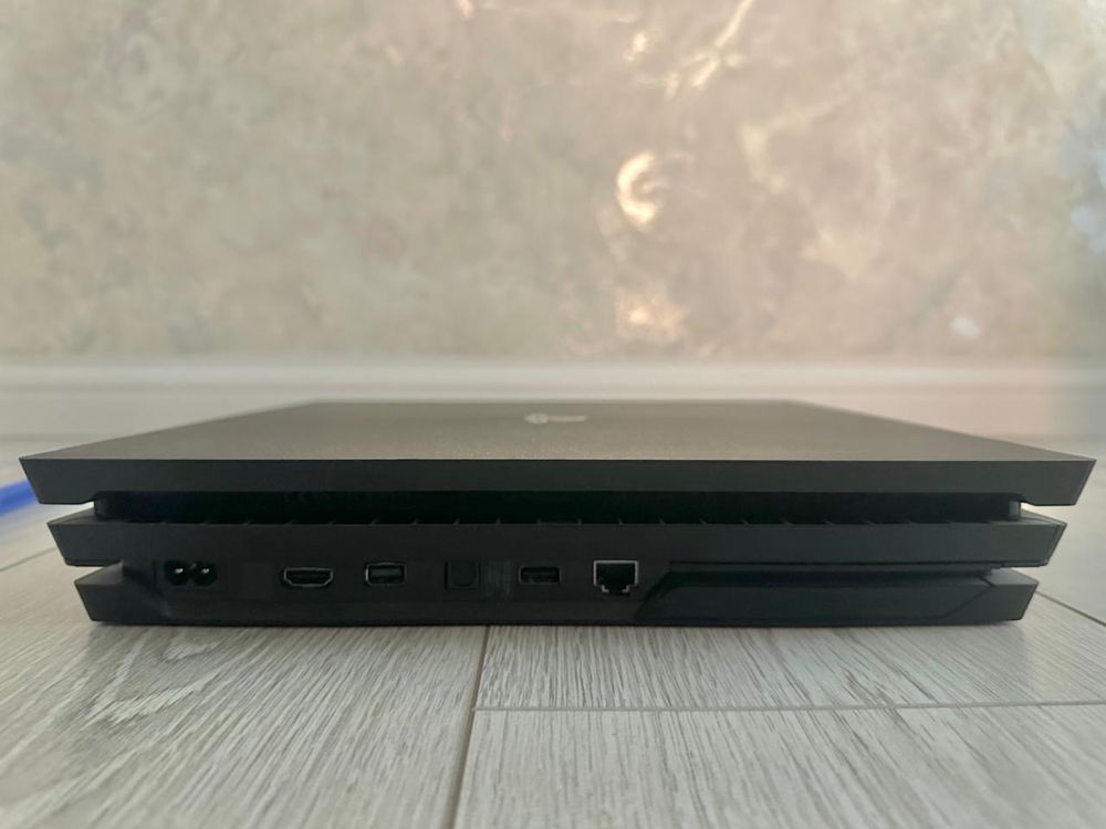 Продам PlayStation 4 Pro 1TB + 1 джойстик + 4 игры