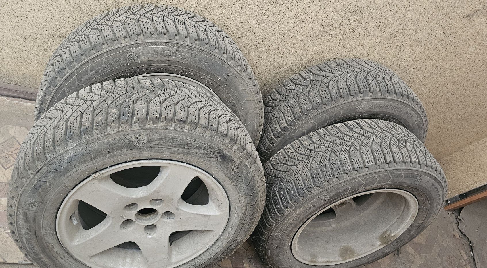 Продам шины 205/65 R15 и диски от AUDI 5*112