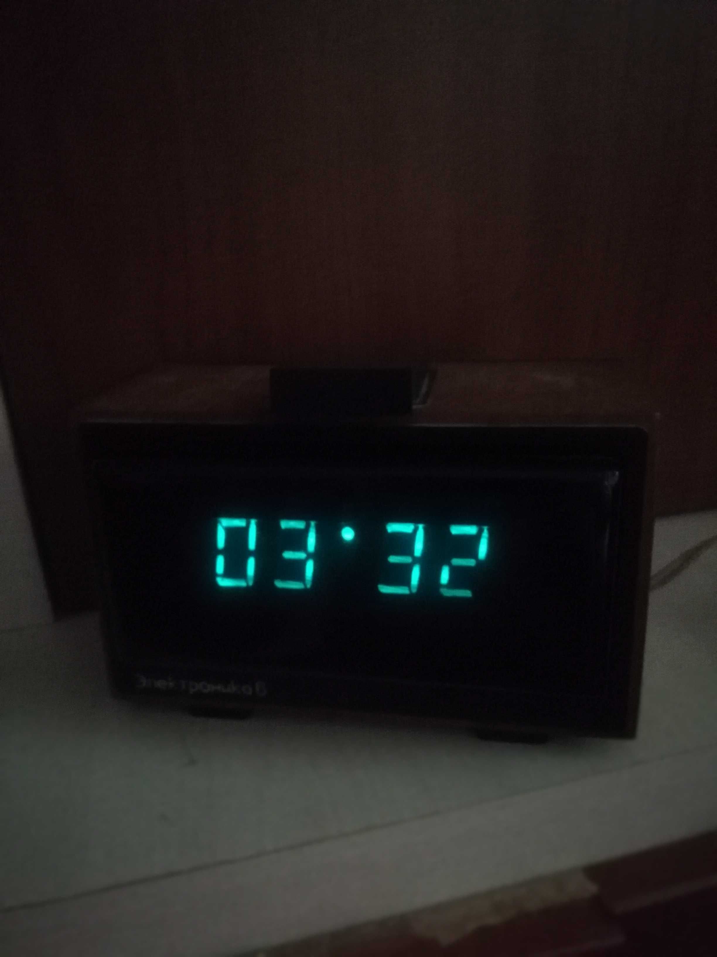 Настольные электронные часы