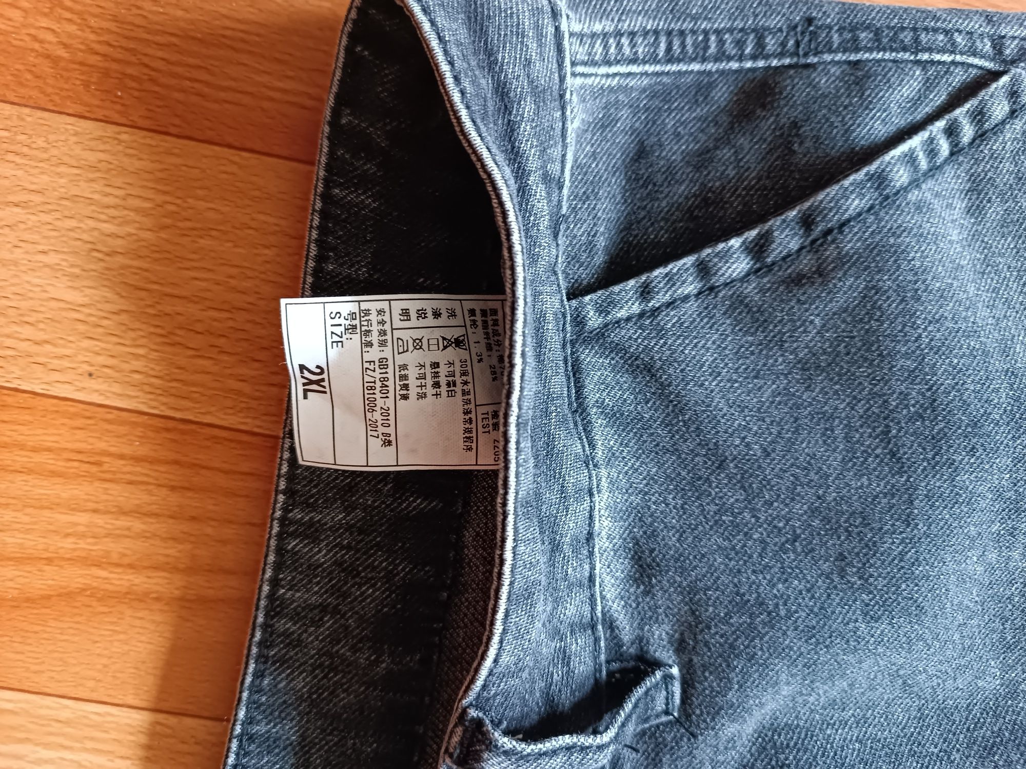 Продам новые черные джинсы 34 размер