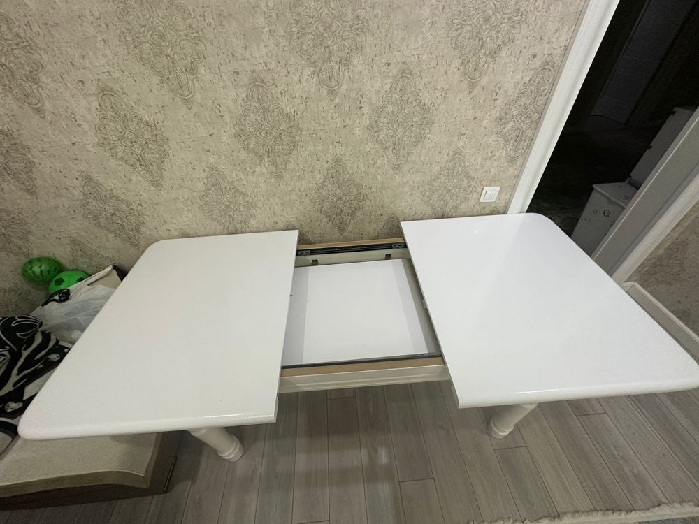 Стол механический белый