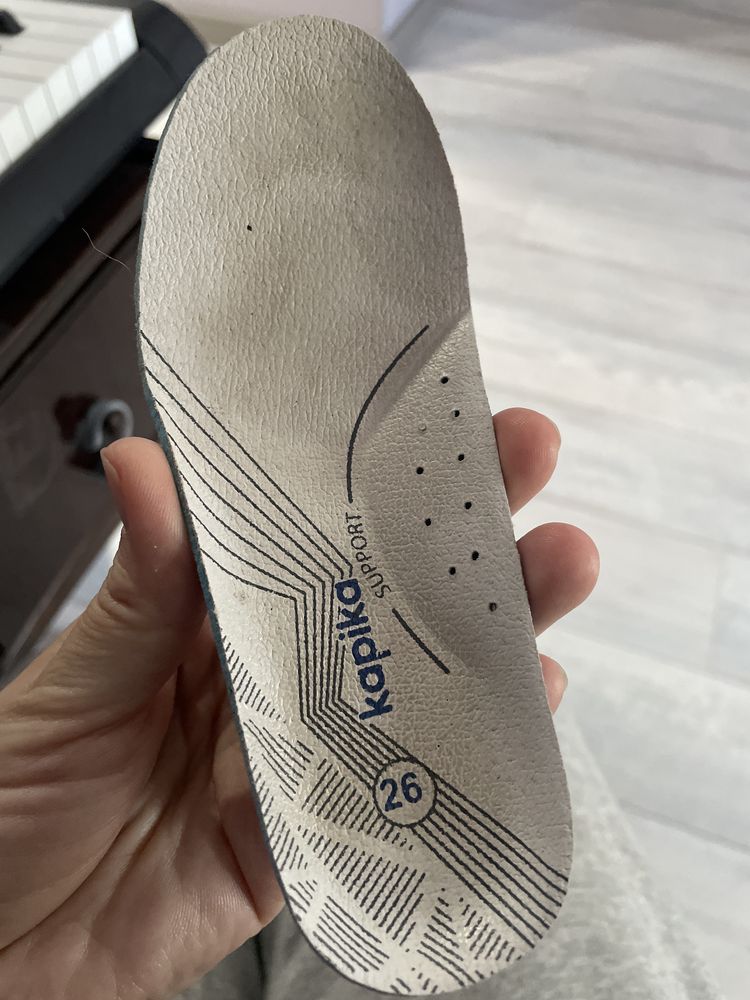Продам детские кроссовки