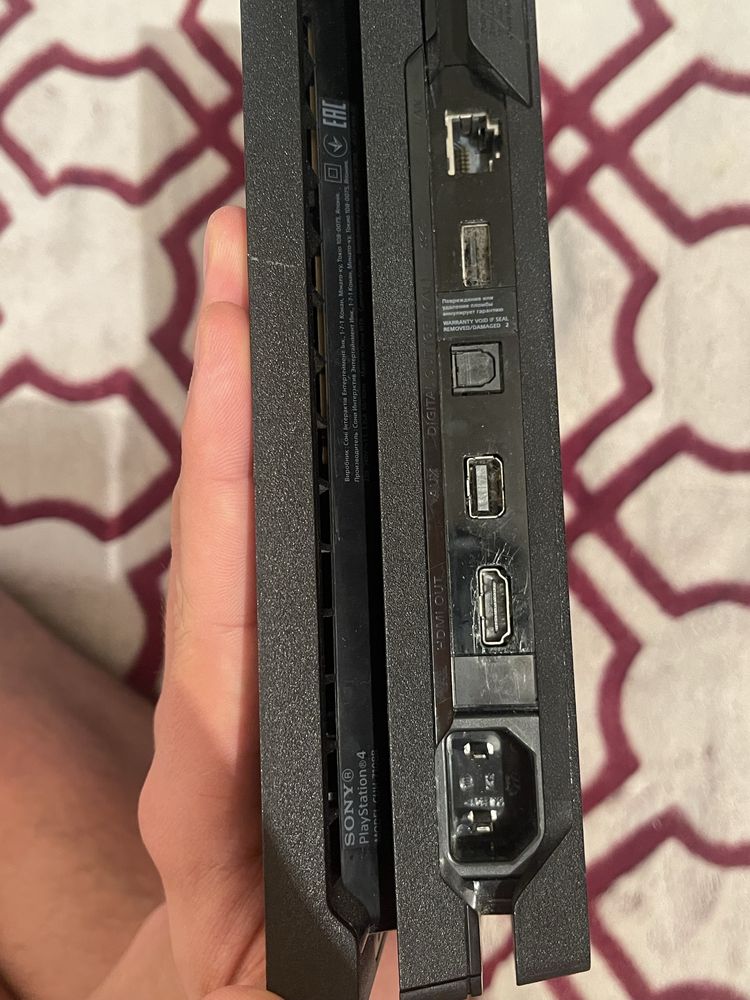 Продаю оригинальную PlayStation 4 Pro