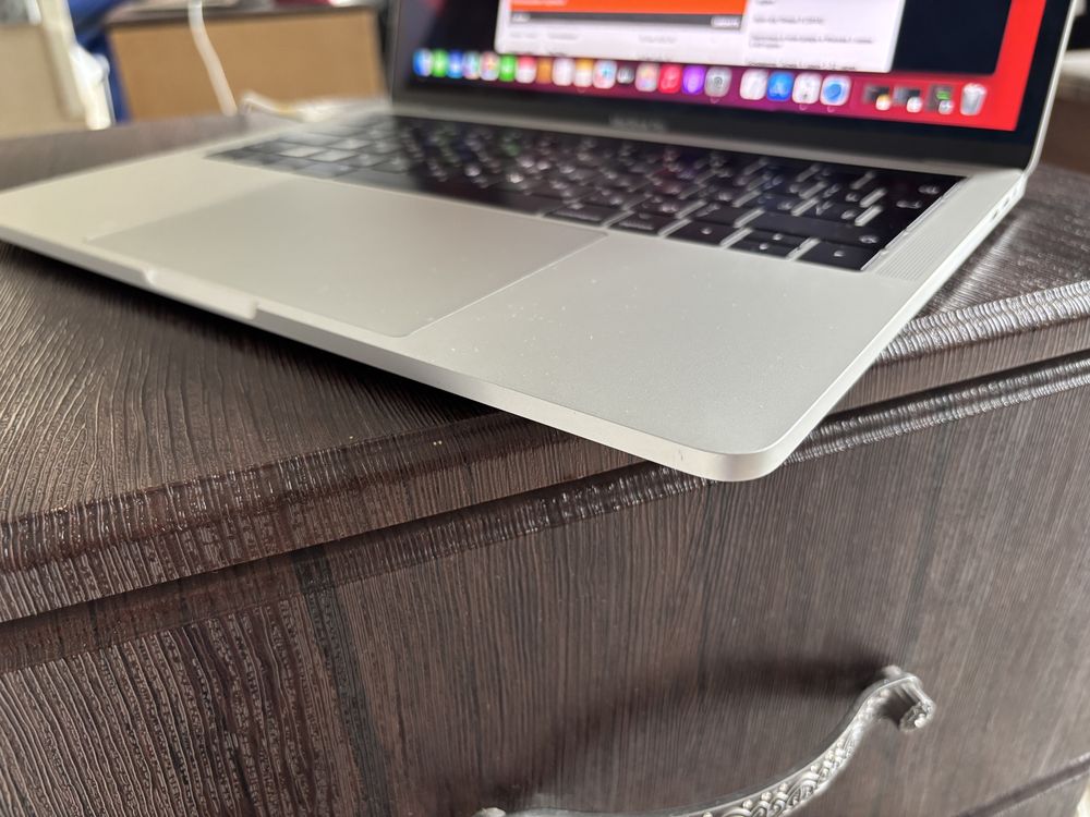 MacBook PRO 13’ Touch Bar 2017 в идеальном состоянии