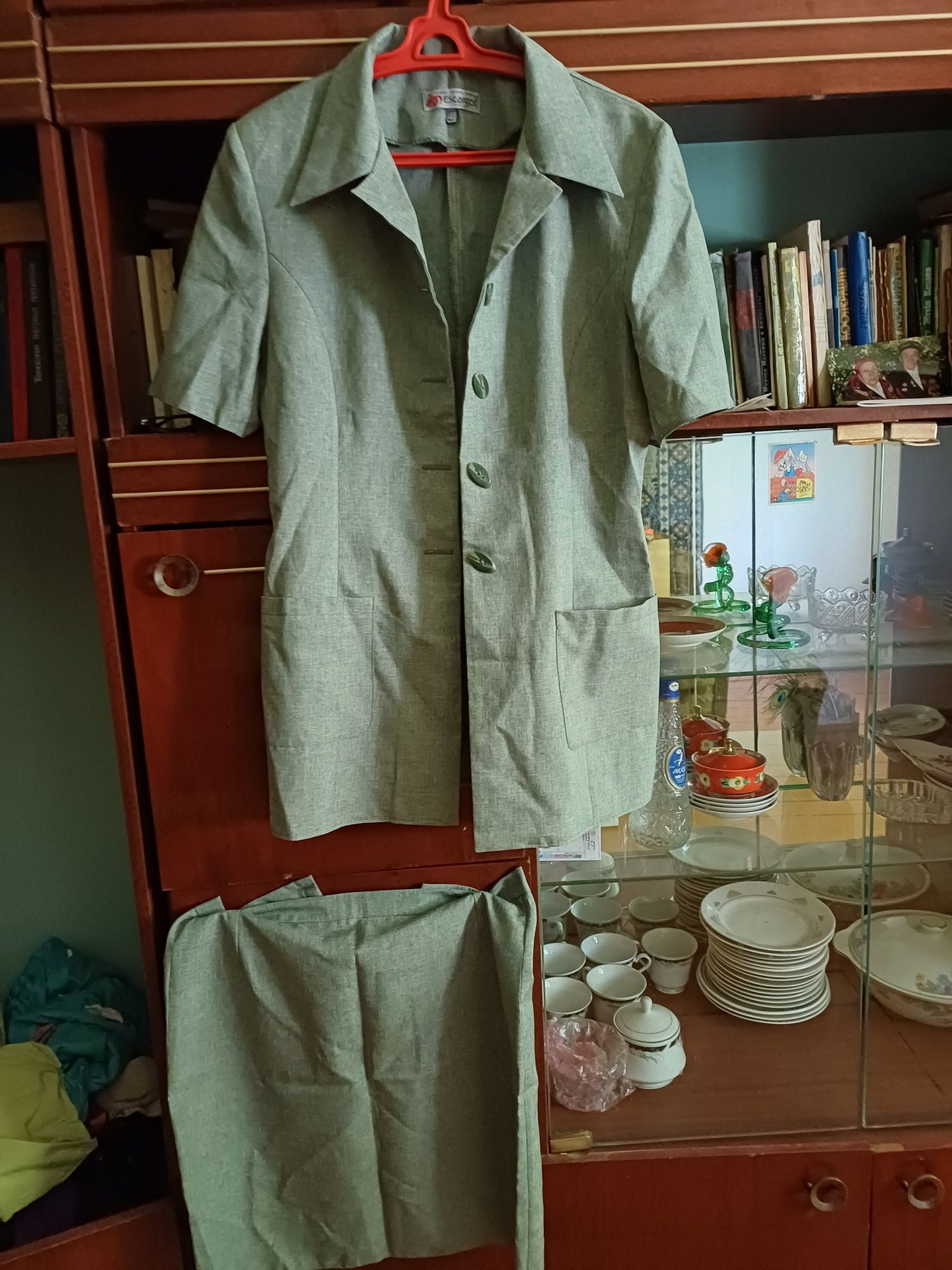 Продам женские платья