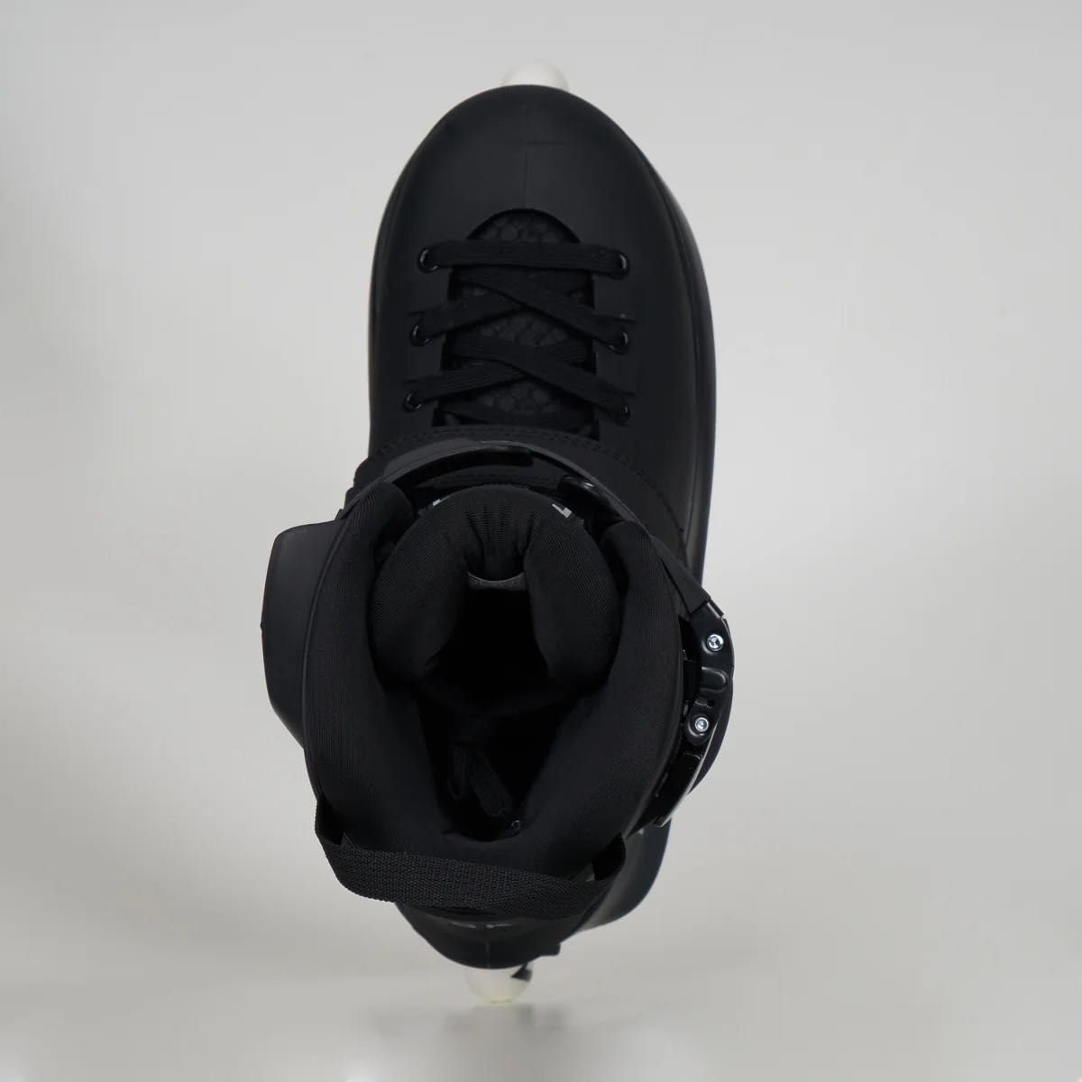 Роликовые коньки “ROLLERBLADE” для экстремального вида катания.