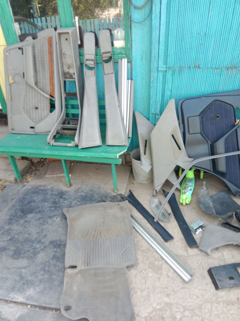 Продам обшивка на Мерседес 124