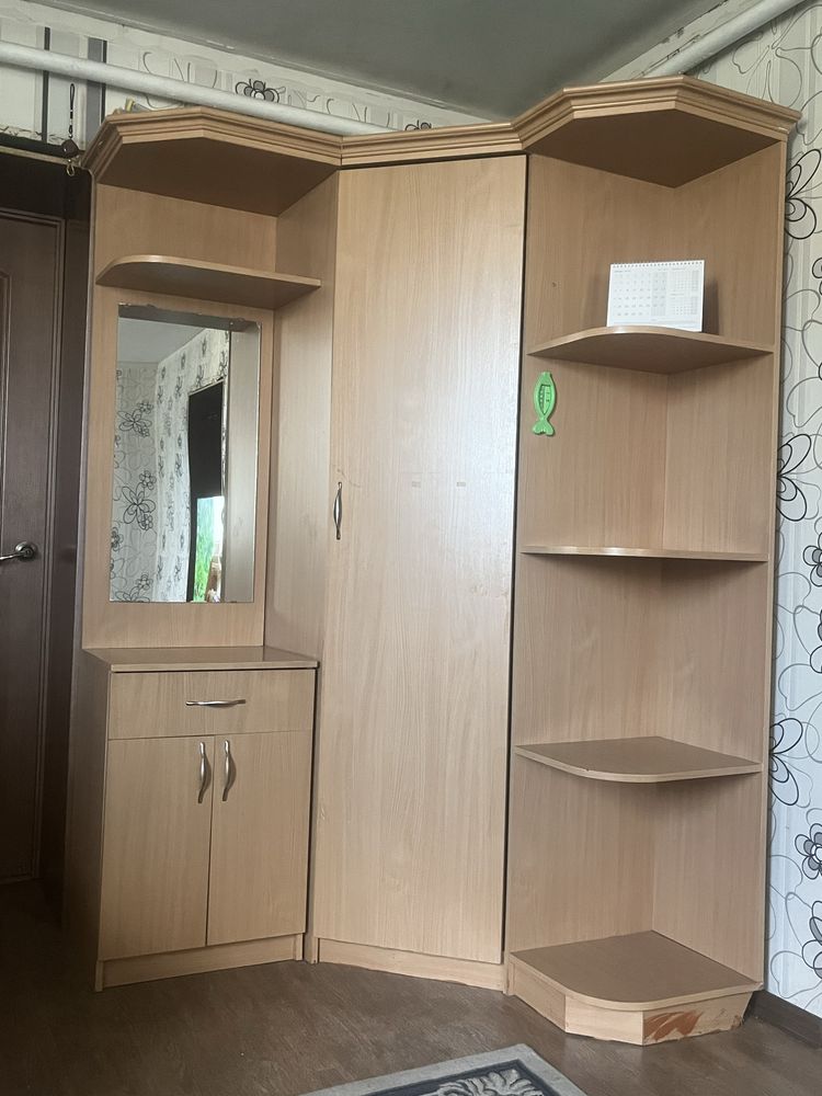 Продается угловой шкаф в прихожую