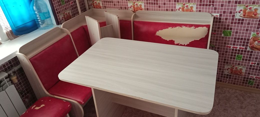 Кухонный уголок со столом и табуретками