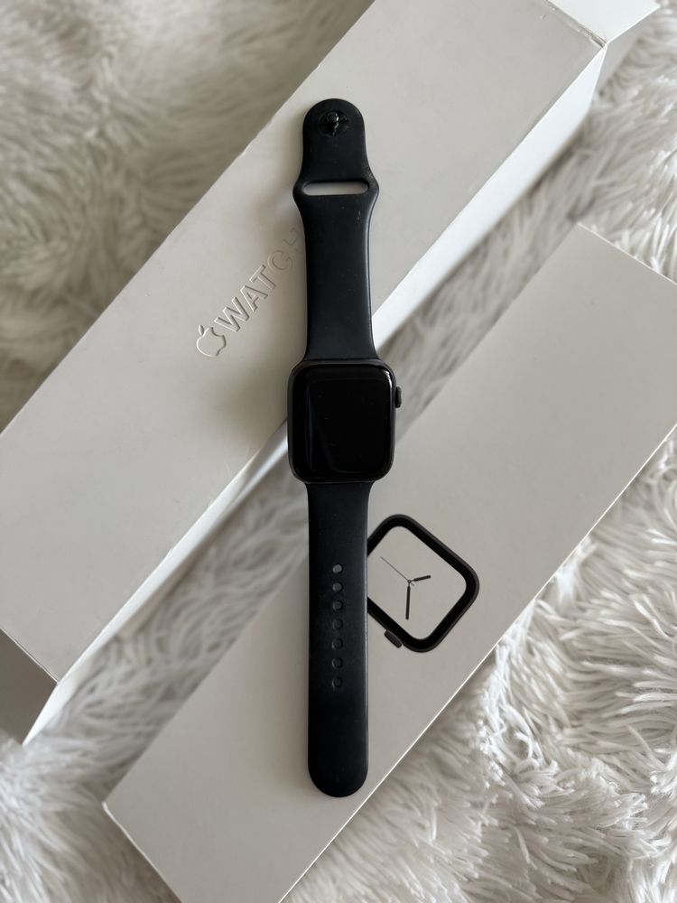 Apple wath 4 series продаю , в отличном состоянии , купиала в sulpake