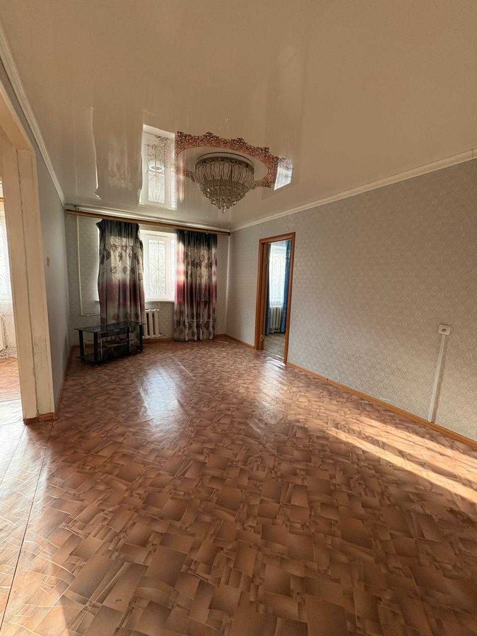 Продам 2 комнатную  квартиру  по Абая 1/5 эт