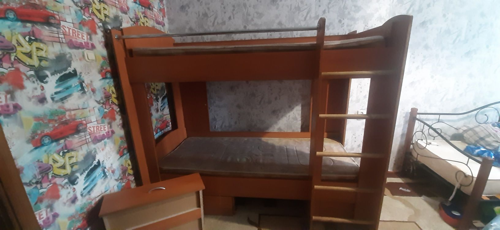 Продаю двухъярстную кровать.