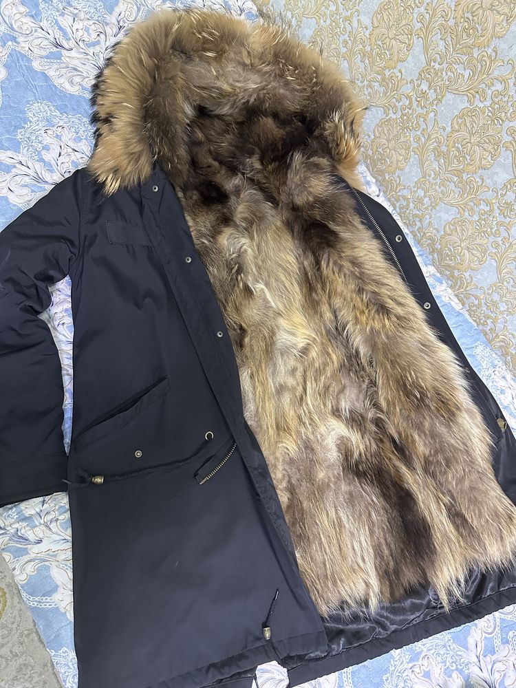 Продам Парку натуральгый мех очень теплая. Одивалась одну зиму.