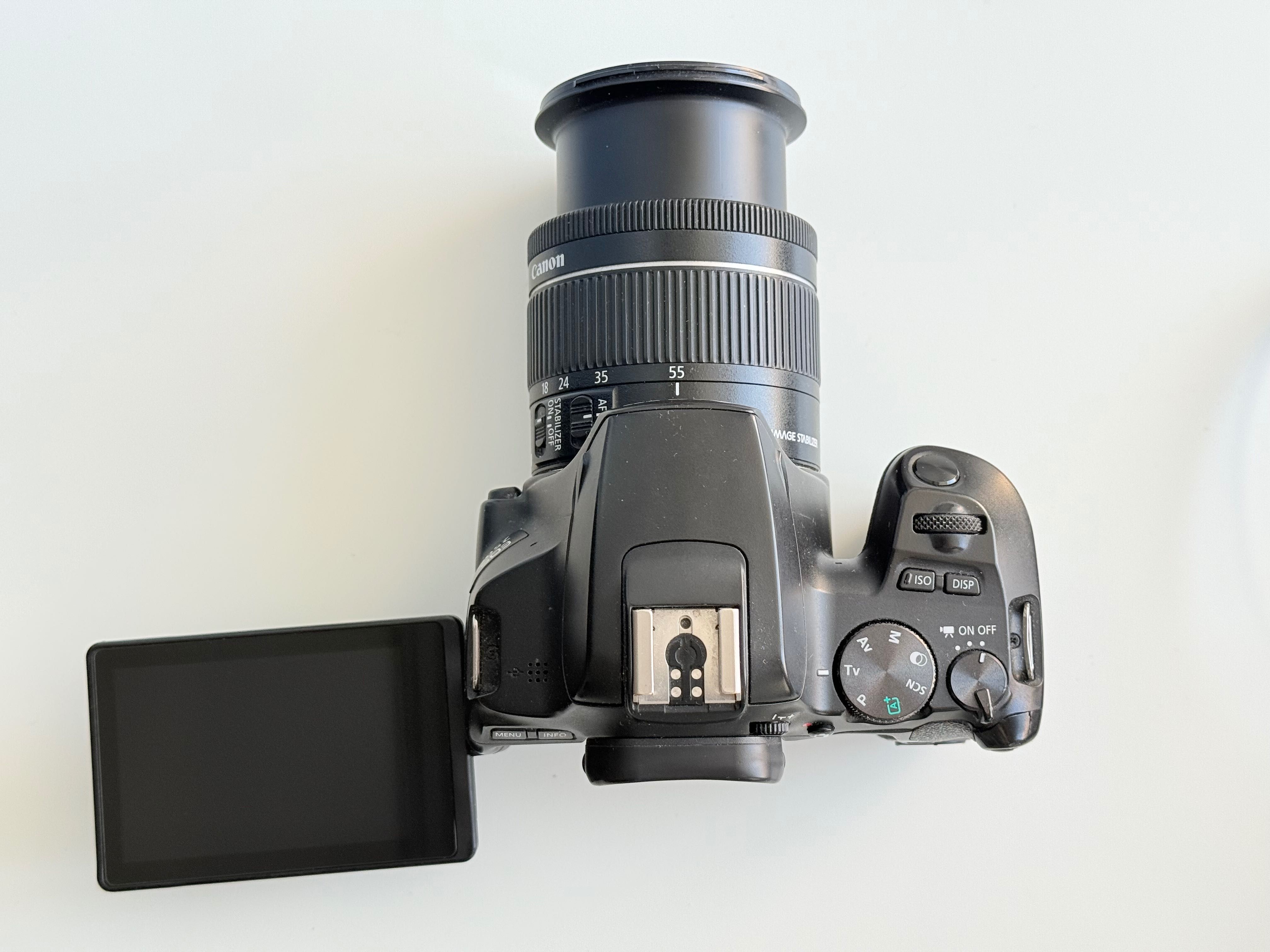 Canon EOS 250D с зум объективом. Полный комплект