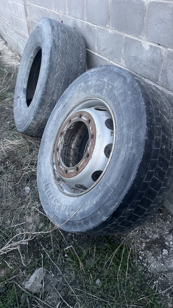 Резина р 22.5  315/70 одна с диском вторая без цена за два