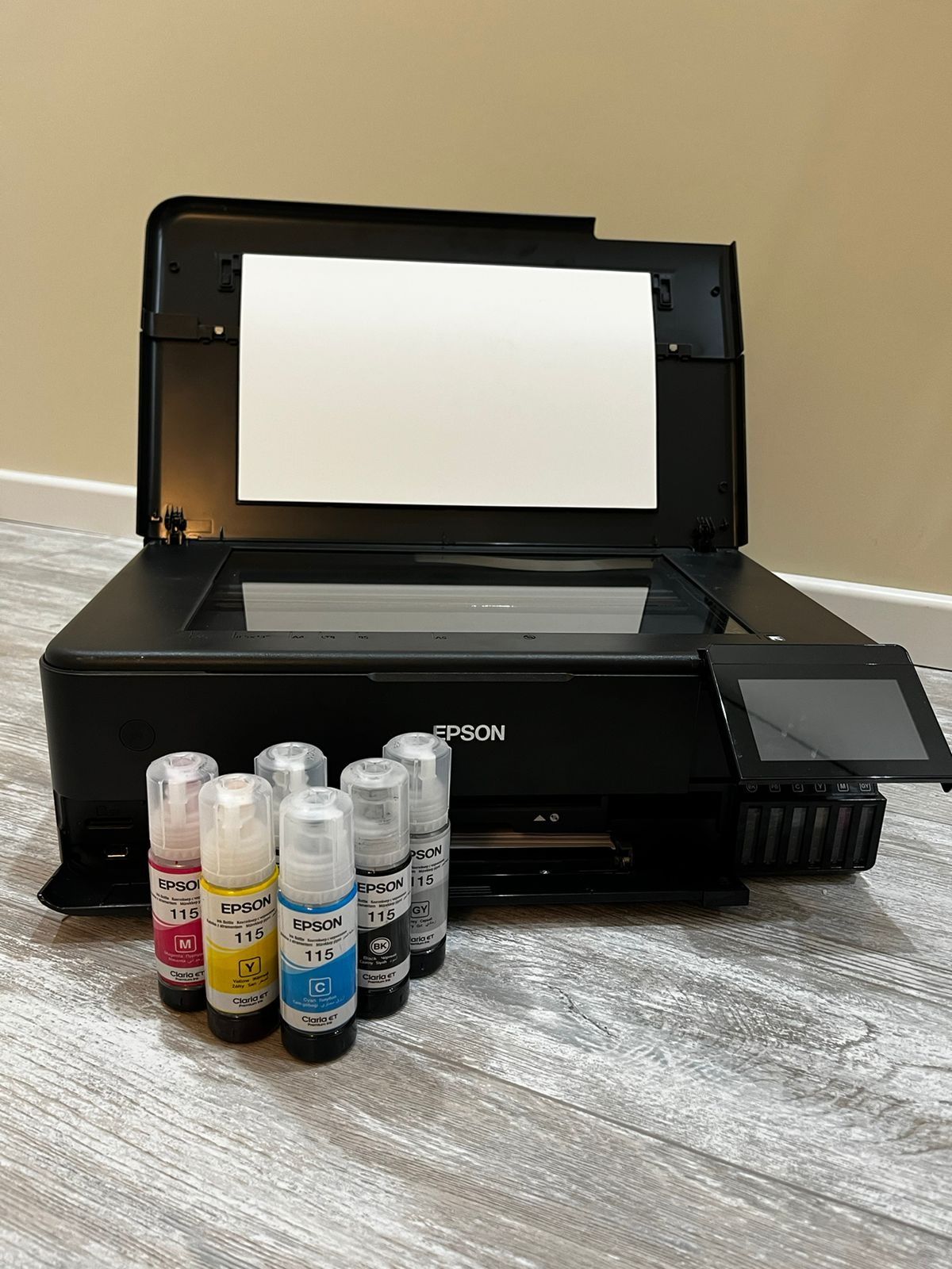 Продам новый цветной принтер с красками Epson Ecotank L8180