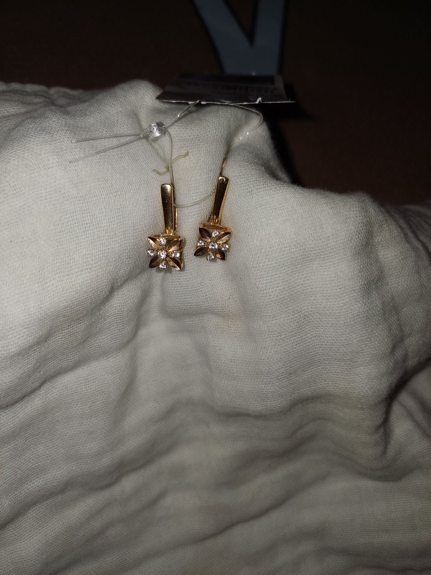 Срочно продам золотые серьги