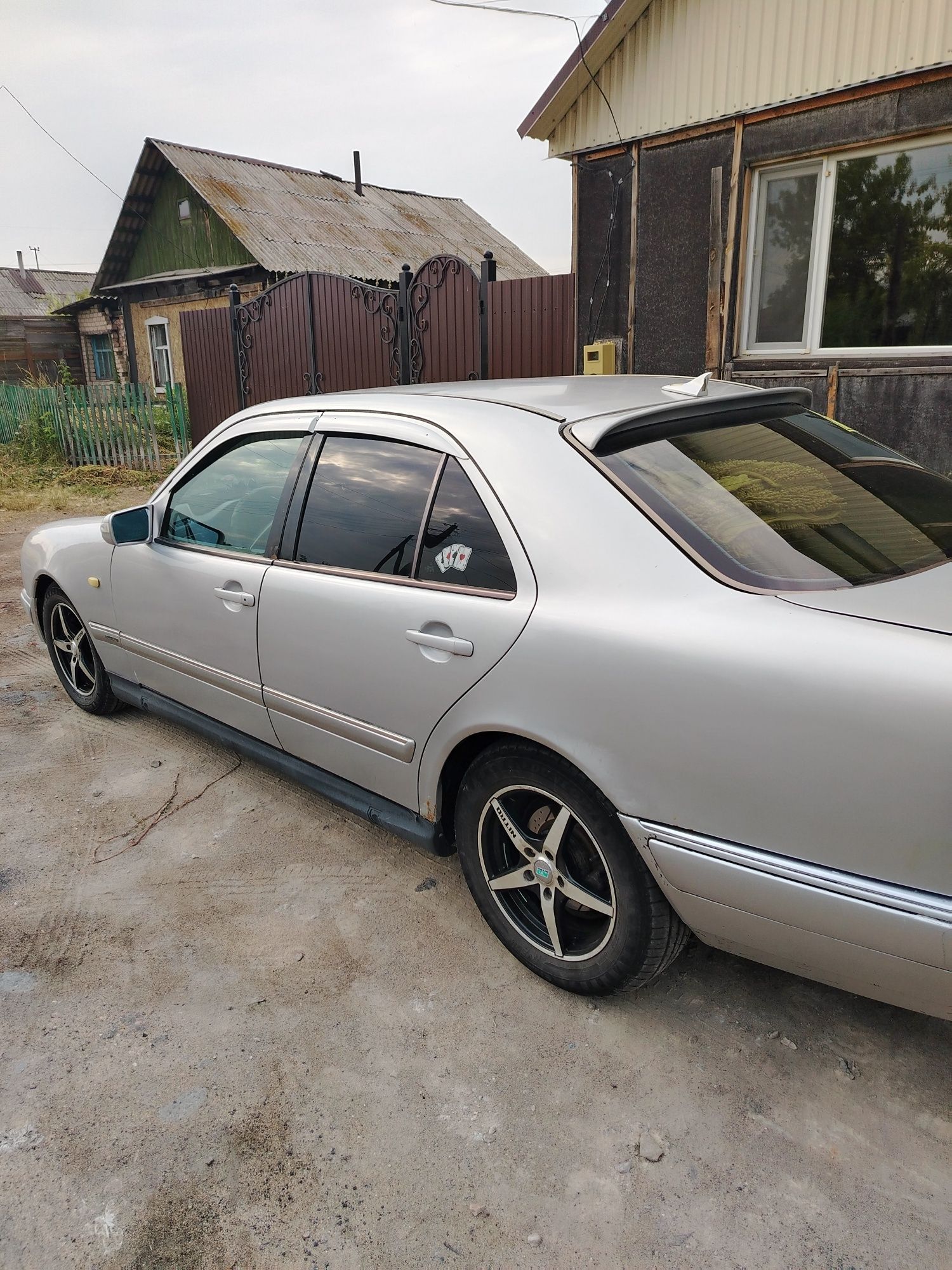 Продам мерседес 210 2.3 объём