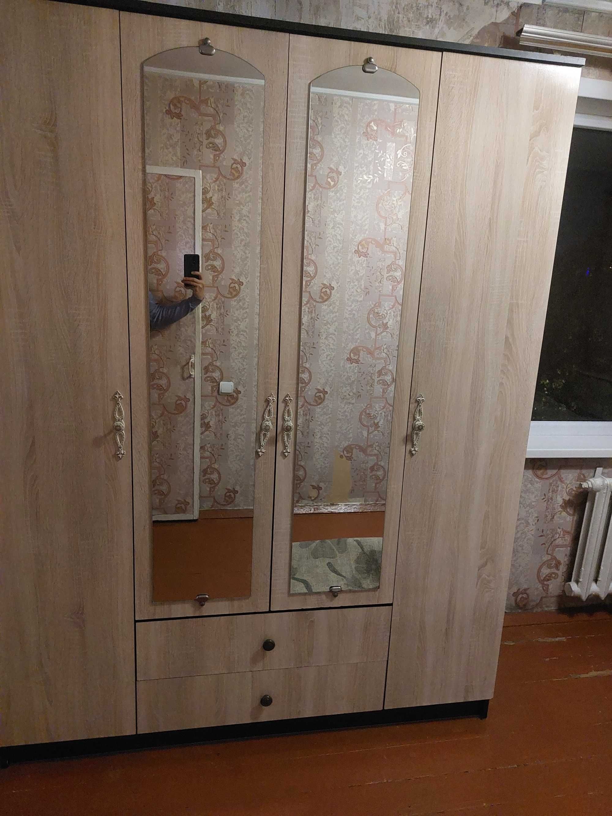 Продам - холодильник, микроволновку и шкаф.