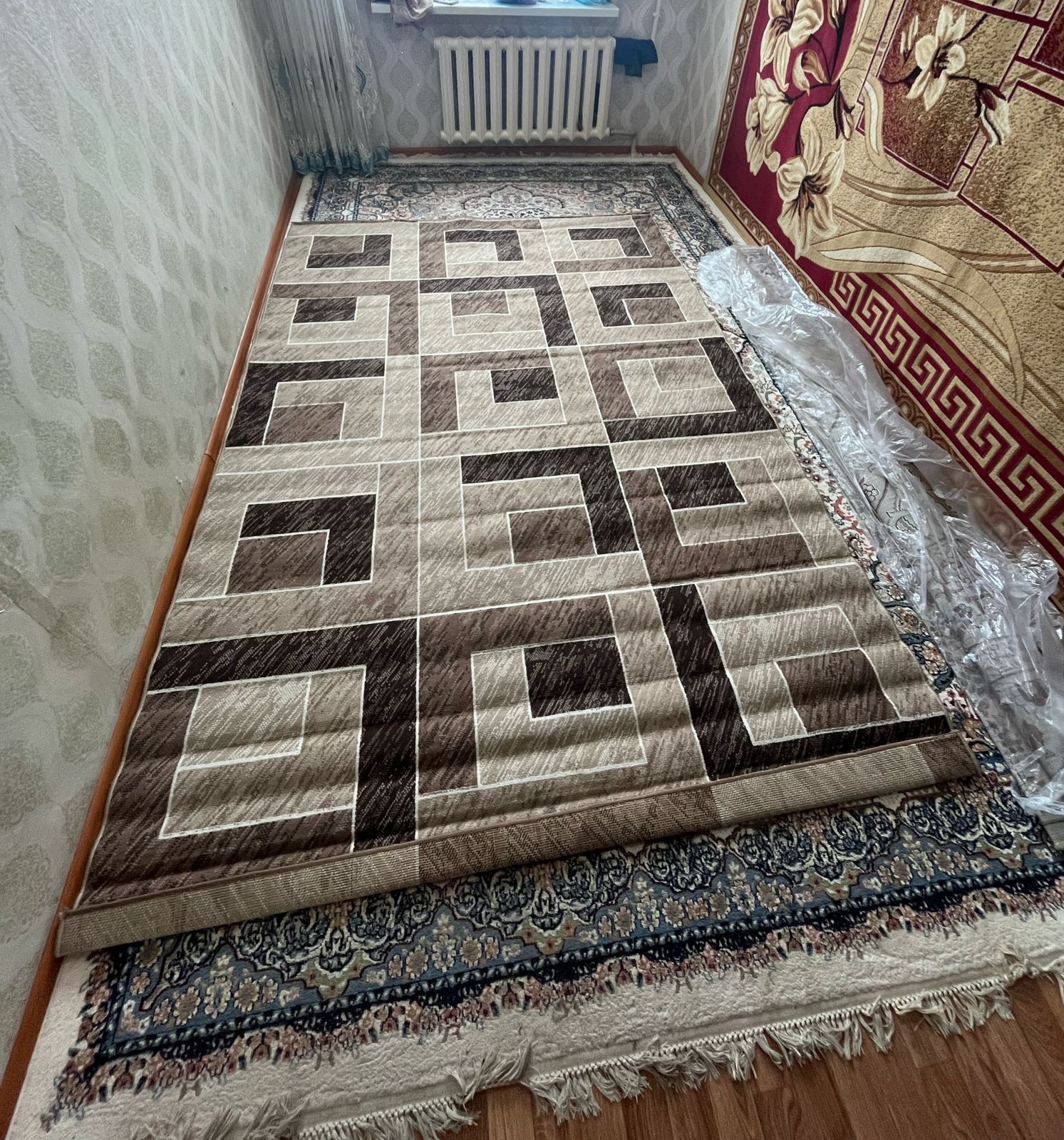 Продается ковер много не пользовавщии в хорошем состояний