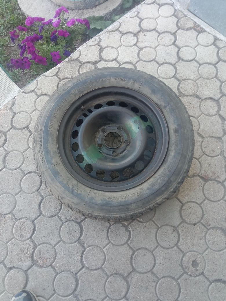 Продам 4 диска на R15,покрышки 4 штуки на 205/60 R15