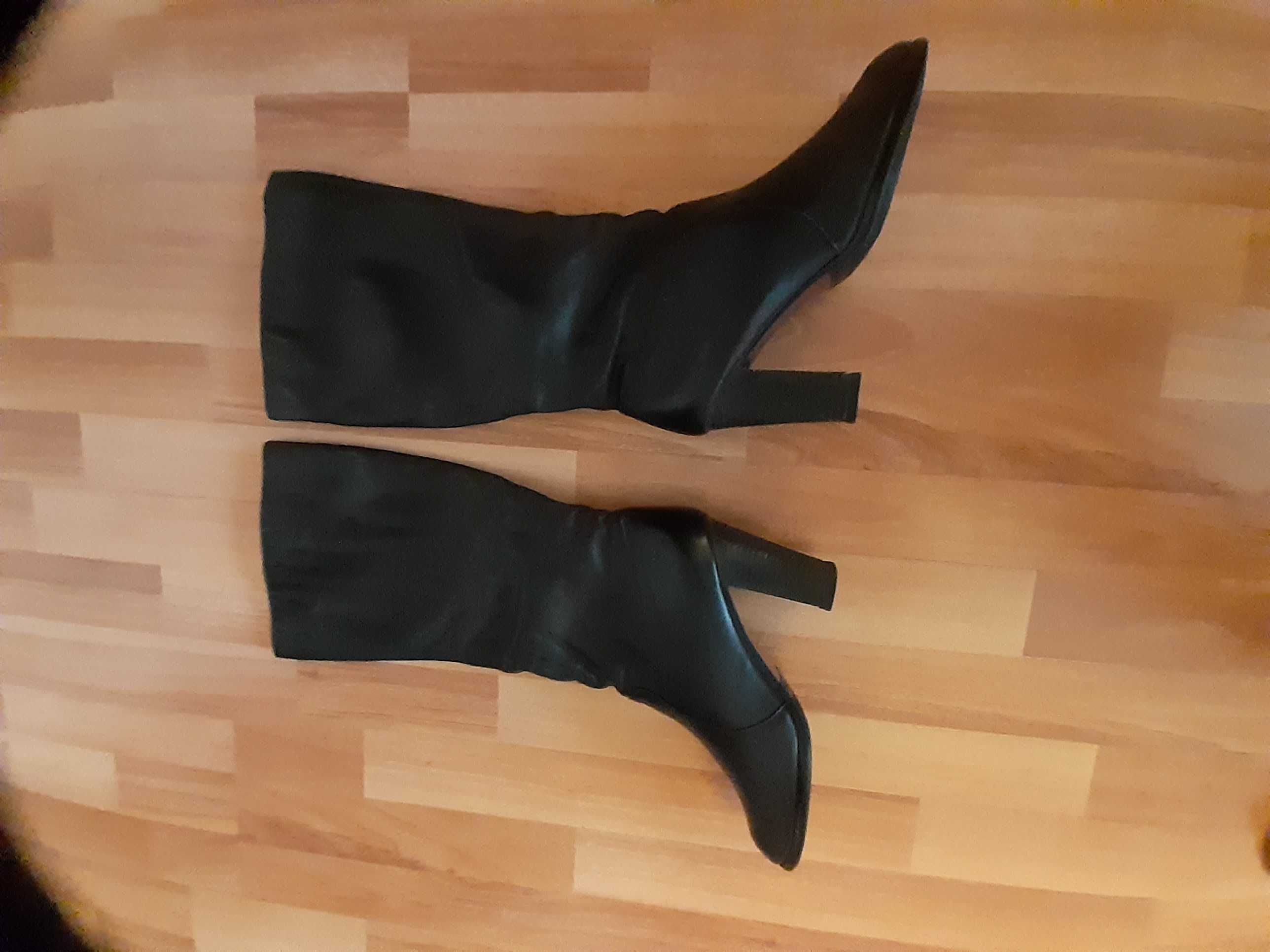 Продаю женские сапоги