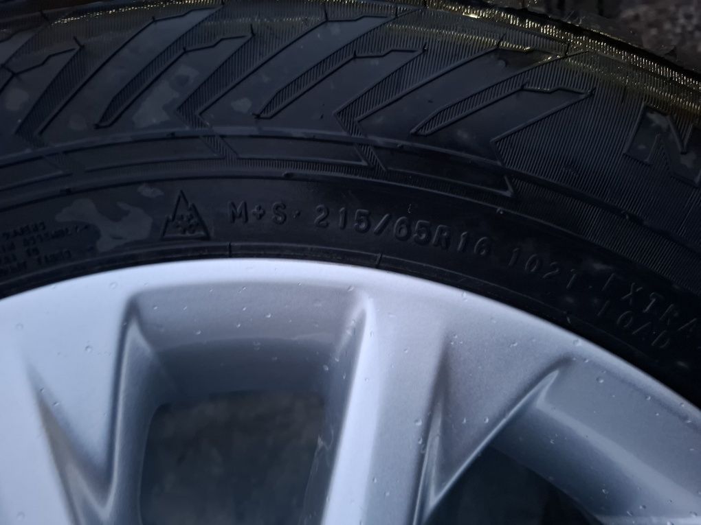 Продаю срочно резину с дисками! Ikon Tyres (Nokian) Nordman 8 SUV 215/