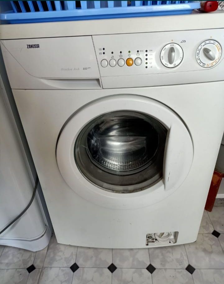 Стиральная машина "ZANUSSI" на 5 кг. в отличном состоянии .