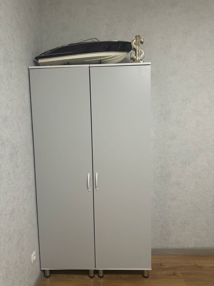 Стол, комод, шкафымен бірге сатылады