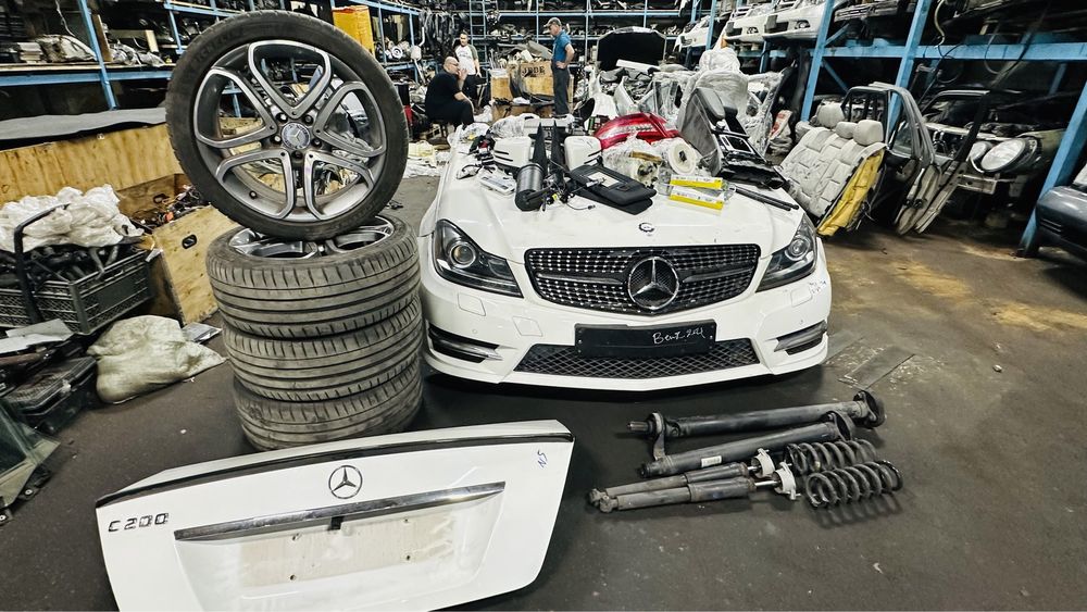 W204 рестайлинг  задний фонарь контрактный двигатель акпп бу запчасть