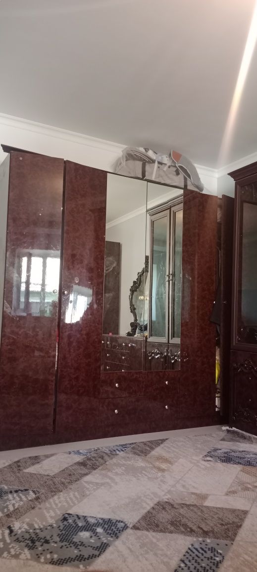Продам спальный гарнитур и сервант