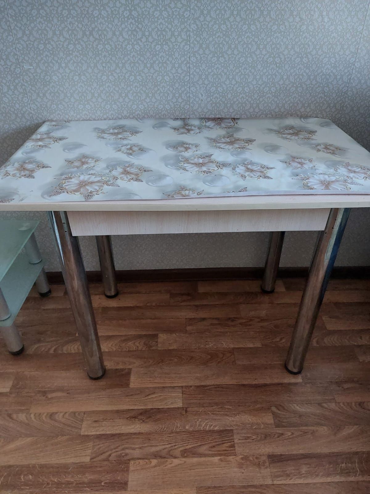 Продам стол кухонный