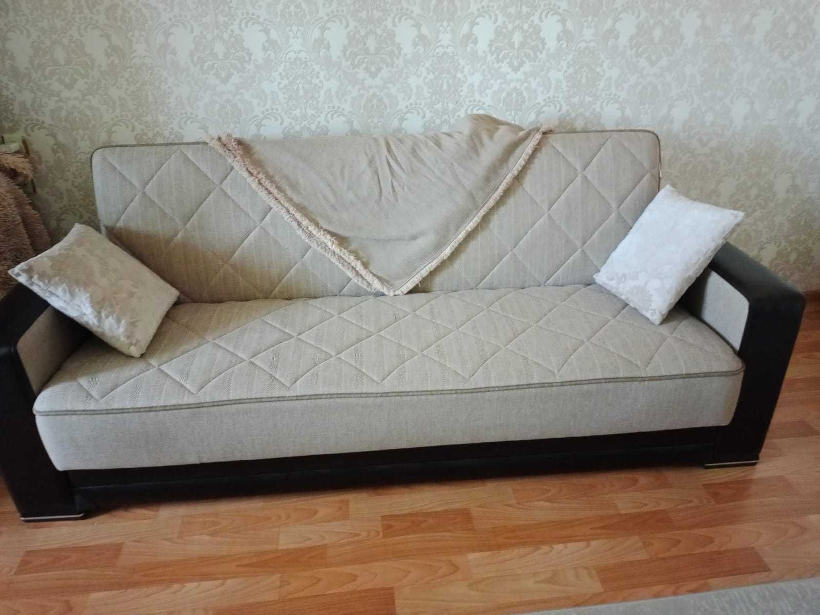 Продам Диван с пуфигом