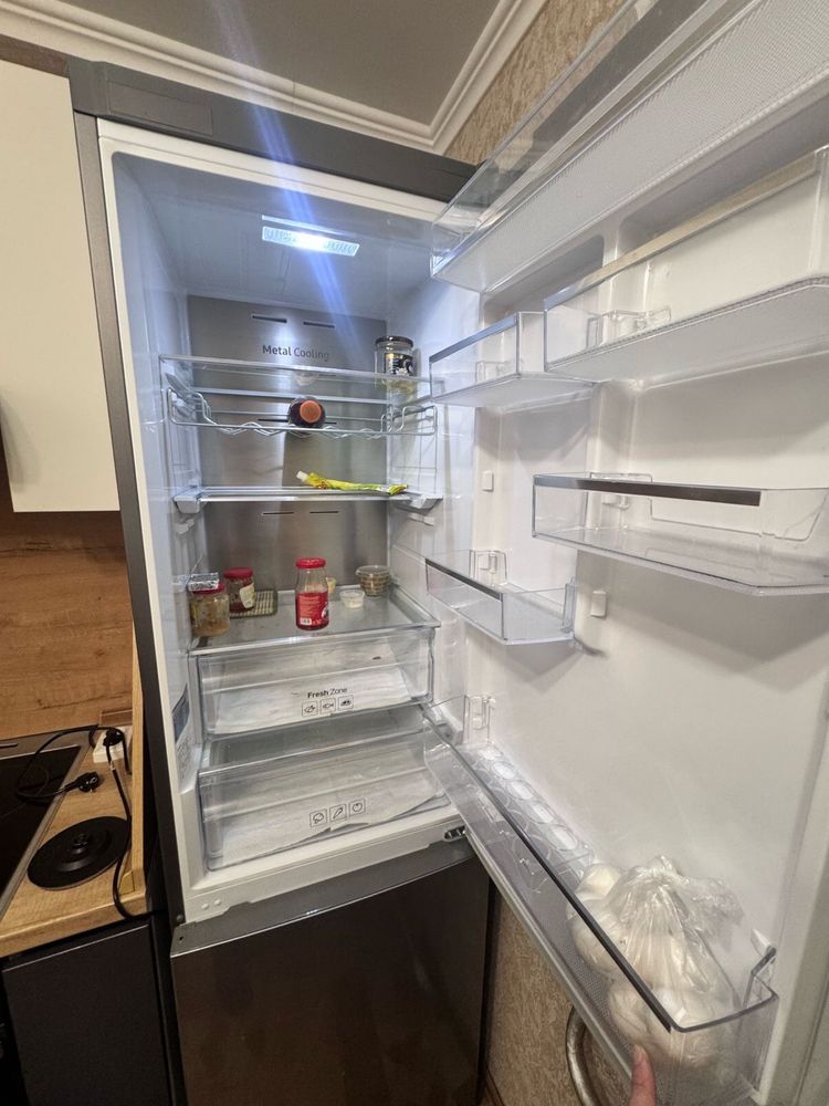 Продам холодильник двухкамерный